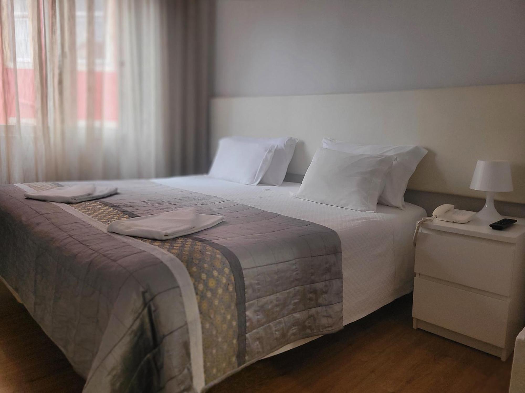 Residencial Valentina Hotel Lisboa Ngoại thất bức ảnh A bedroom in a hotel