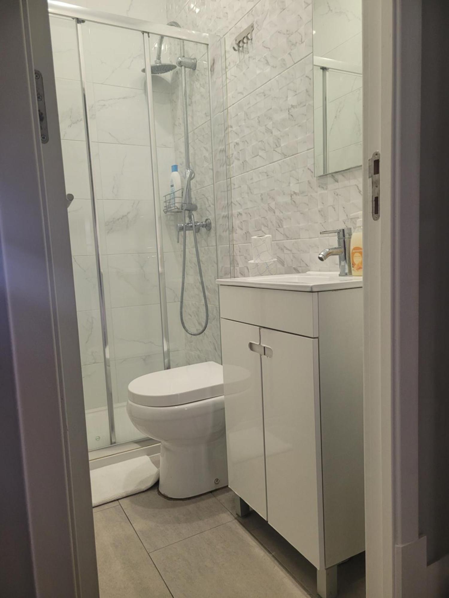 Residencial Valentina Hotel Lisboa Ngoại thất bức ảnh A shower room